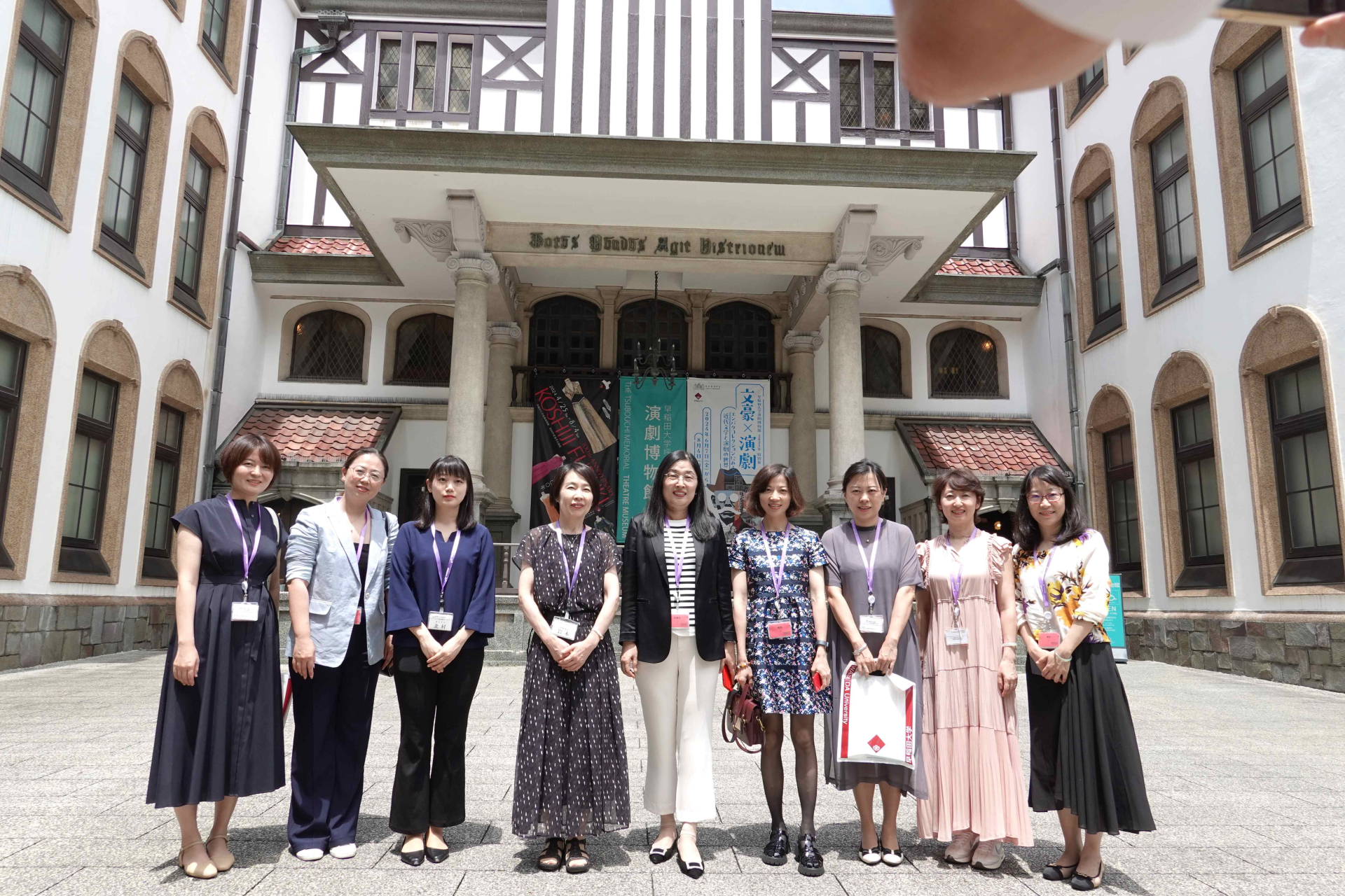 早稲田大学坪内博士記念演劇博物館前で記念撮影