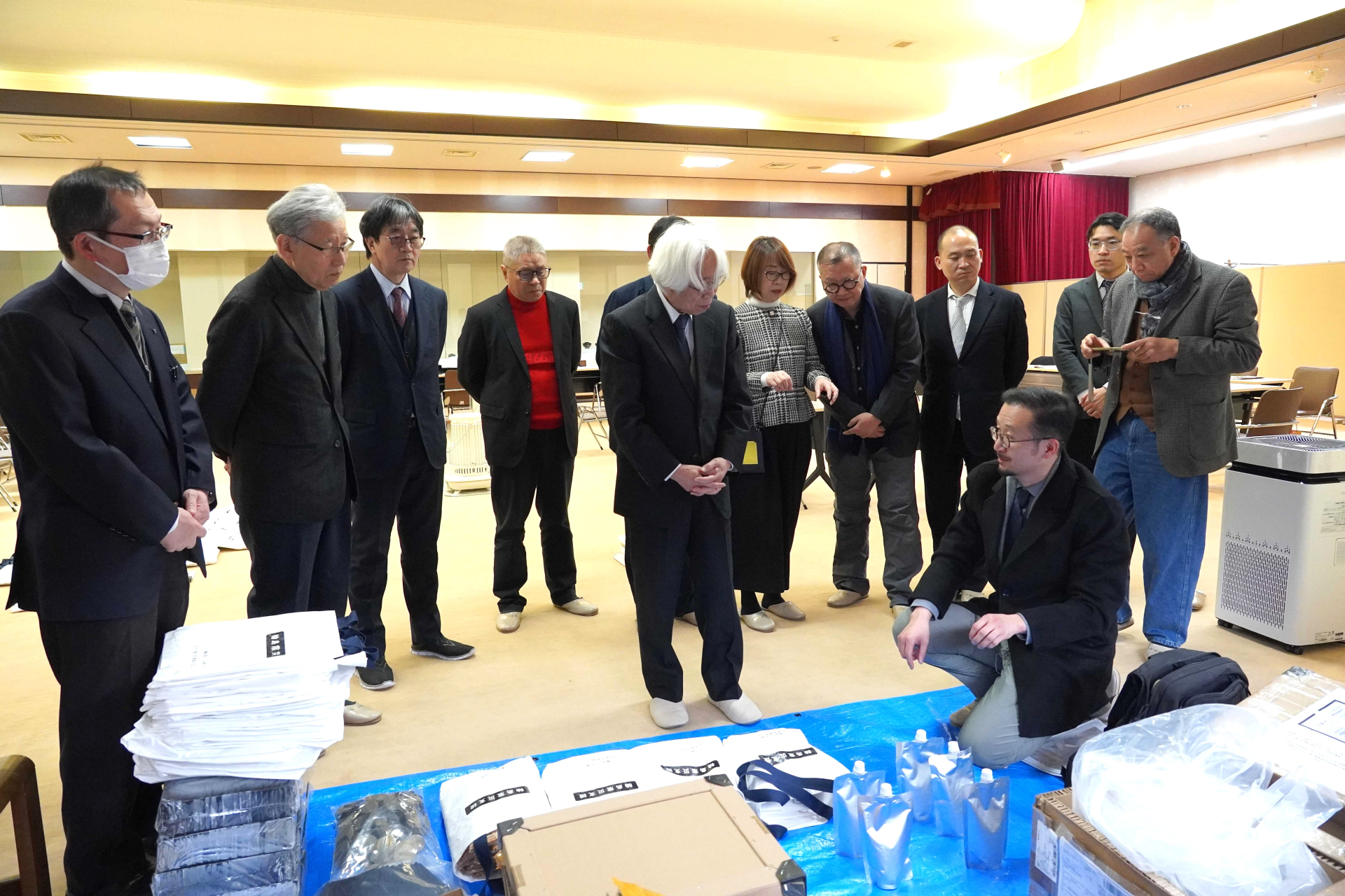 寄付品について説明する範建軍氏