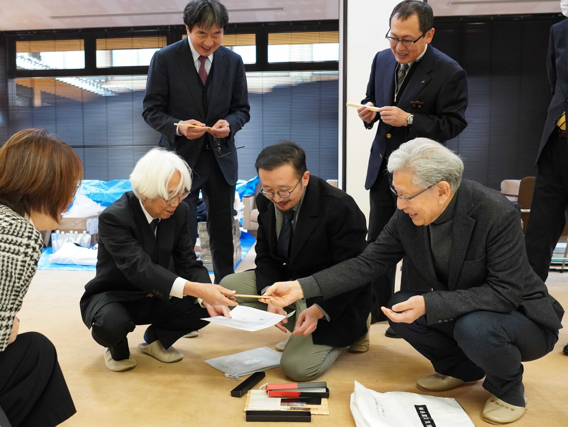 熱心に話を聞く輪島研修所関係者と人間国宝の室瀬氏、山岸氏