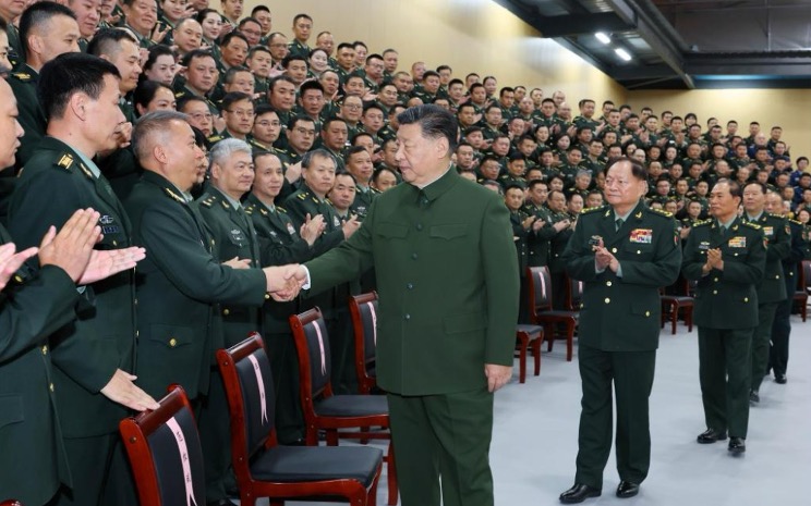 情報支援部隊を視察する中央軍事委員会メンバー