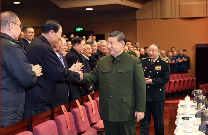 解放軍老幹部を慰労する中央軍事委員会メンバー