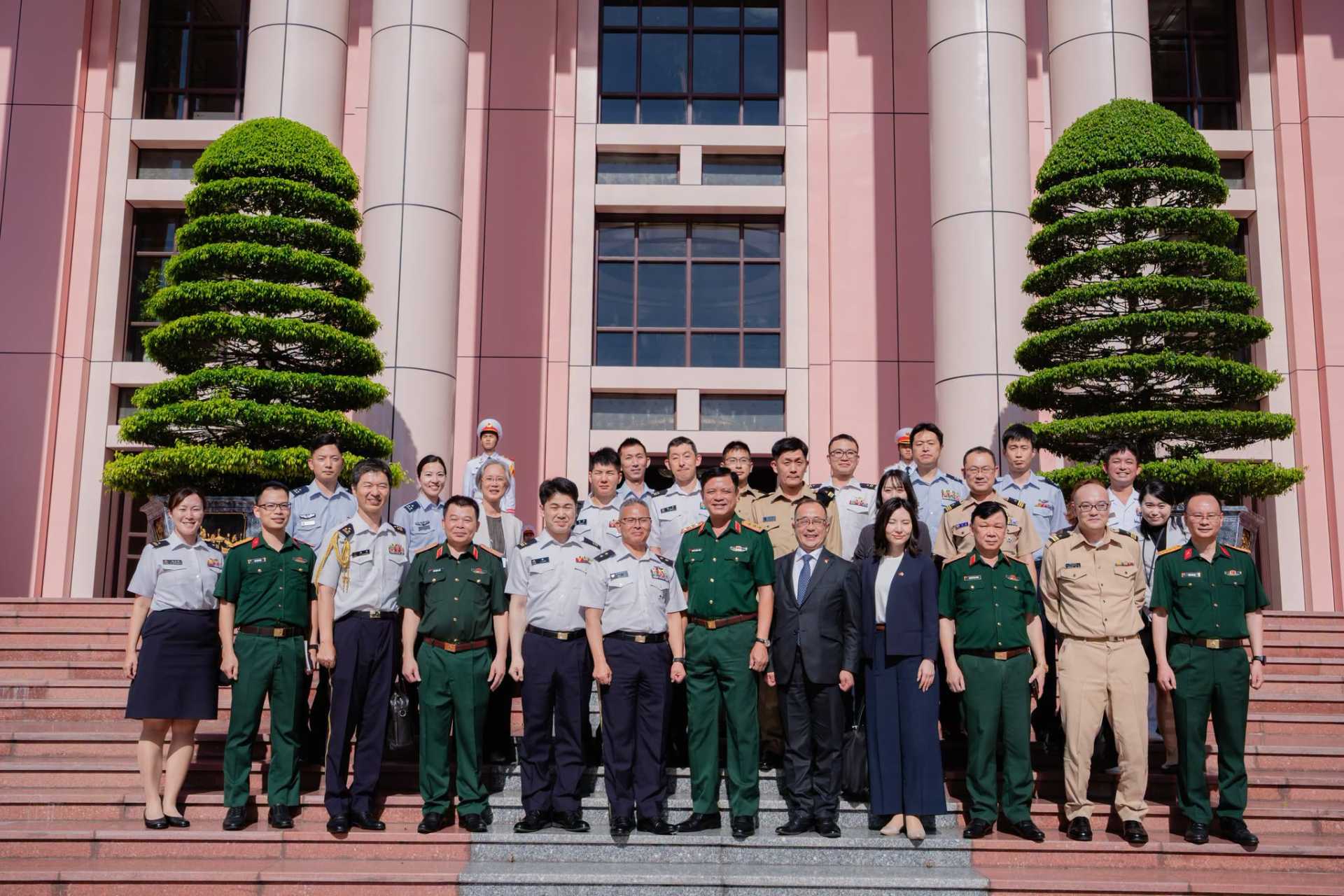 タン国防次官を表敬した訪問団