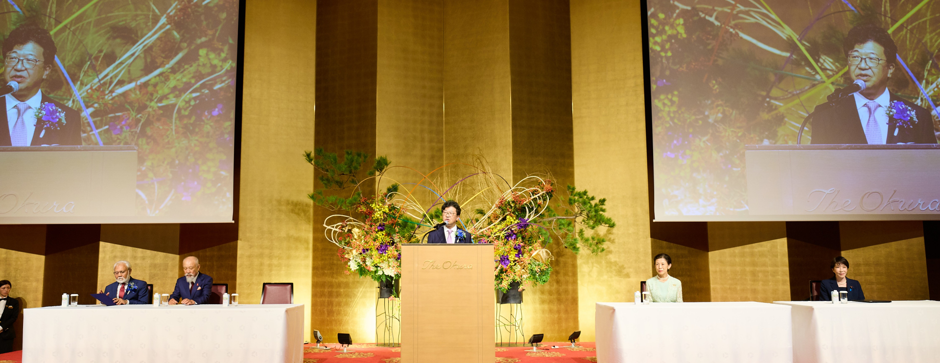 レセプションで挨拶する笹川平和財団理事長の角南篤（中央）