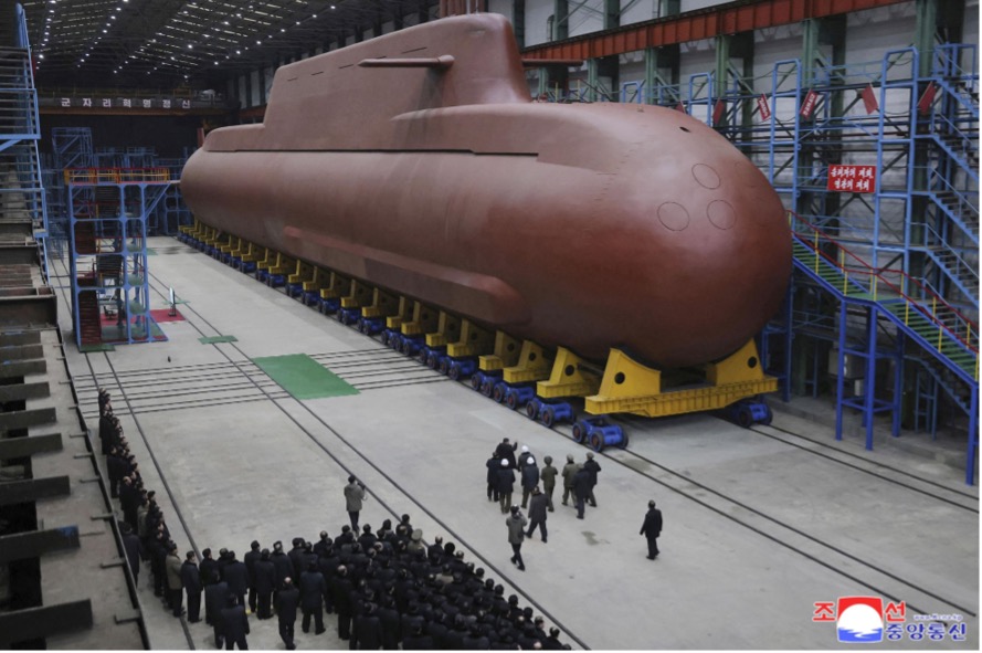 写真 1：北朝鮮が公開した原潜とみられる建造物