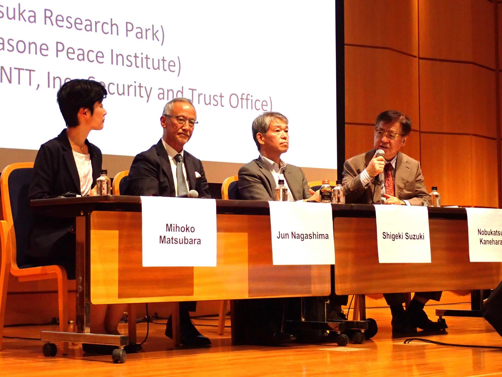 パネルディスカッションに参加する（右から）笹川平和財団の兼原信克常務理事、総務省の鈴木茂樹元事務次官、長島純・元国家安全保障局内閣審議官、NTTの松原実穂子チーフ・サイバーセキュリティ・ストラテジスト＝28日、東京都港区