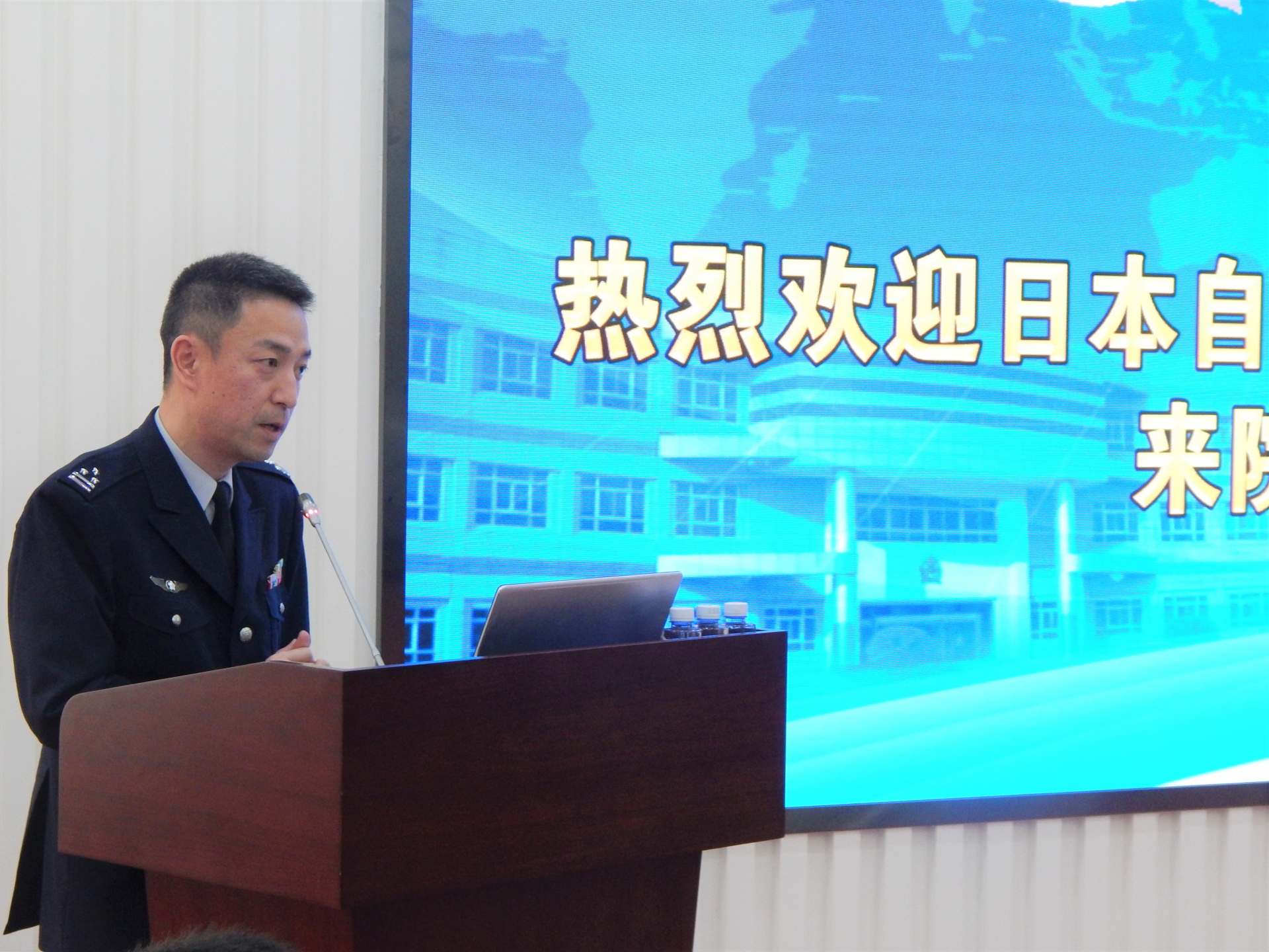 （画像）国防大学防務学院の座談会で説明する栗田高明団長