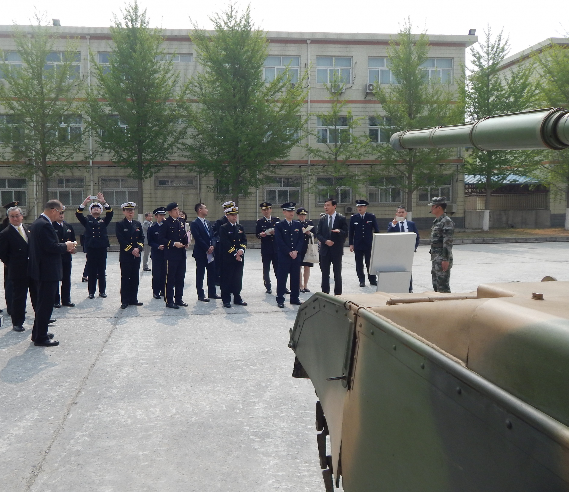 （画像）陸軍装甲学院で装備を視察する代表団