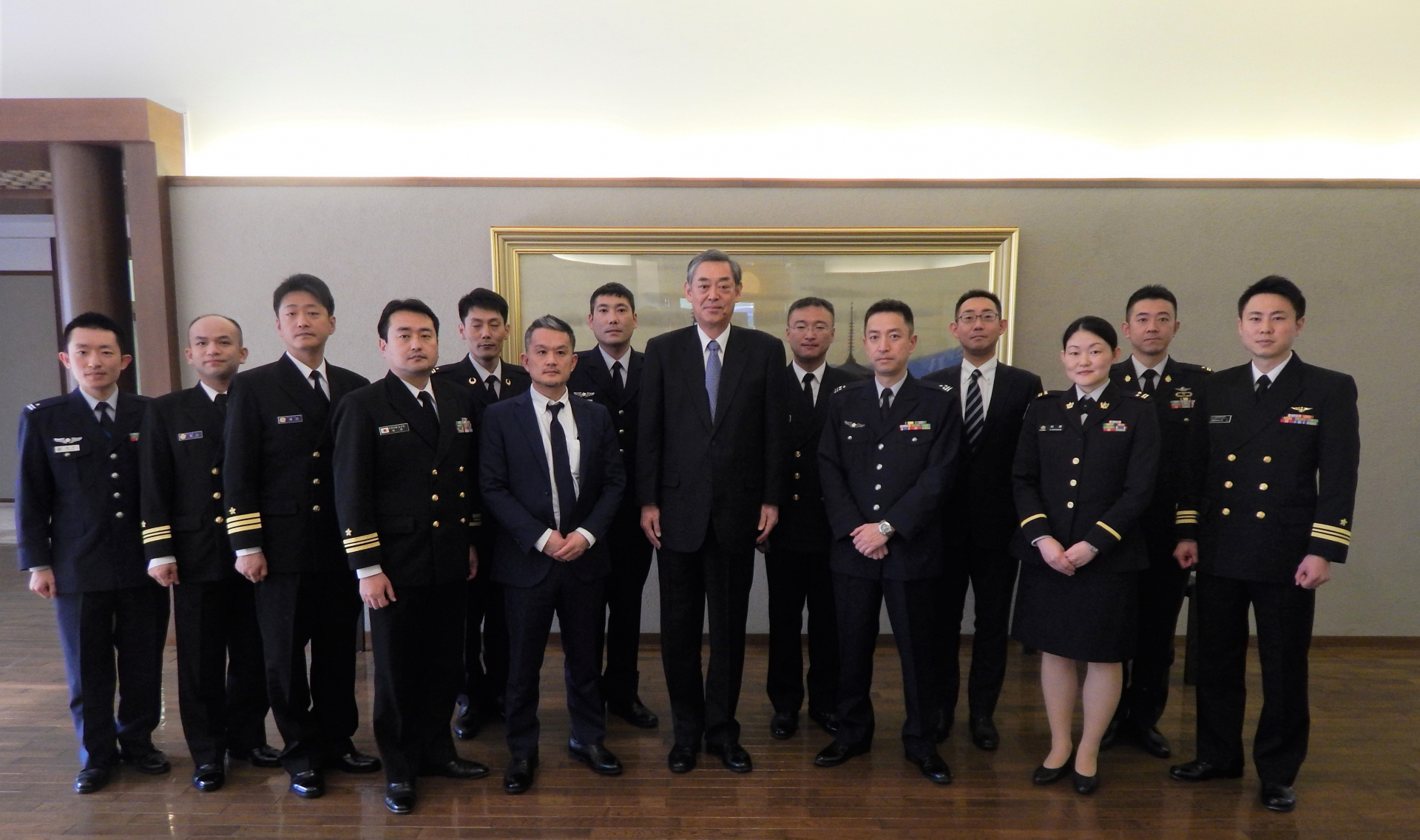 （画像）横井裕・駐中国日本大使（中央）を表敬訪問した代表団