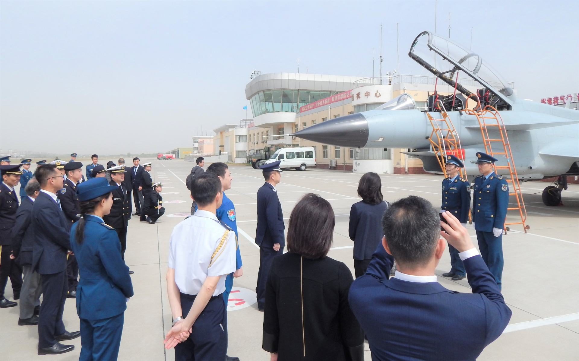 （画像）空軍航空兵第７２旅団でJ-10を視察する代表団