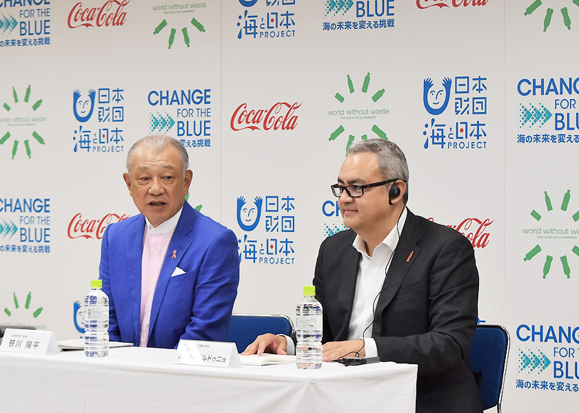 （写真）会見を行う日本財団会長（笹川平和財団名誉会長）の笹川陽平（左）とホルヘ・ガルドゥニョ代表取締役社長（右）