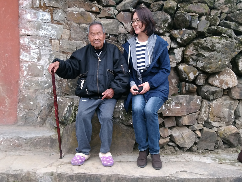 （写真）高齢となった戦争体験者を訪ね、証言を聞く中村唯（ナガランド州コヒマ郊外で）