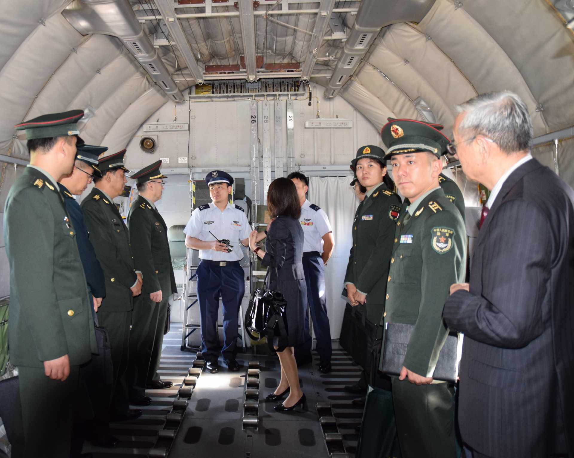 C－1輸送機に搭乗した代表団（航空自衛隊入間基地）