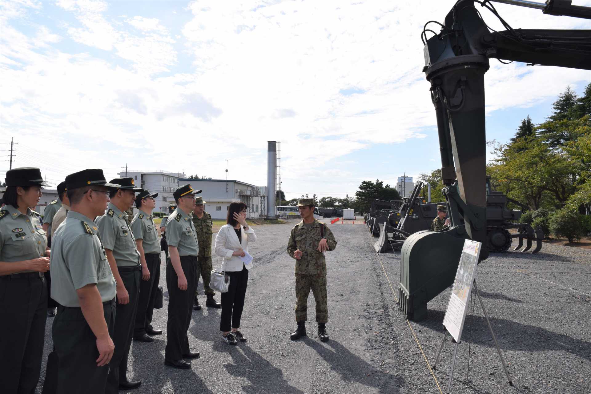 陸上自衛隊勝田駐屯地では施設作業車などを視察