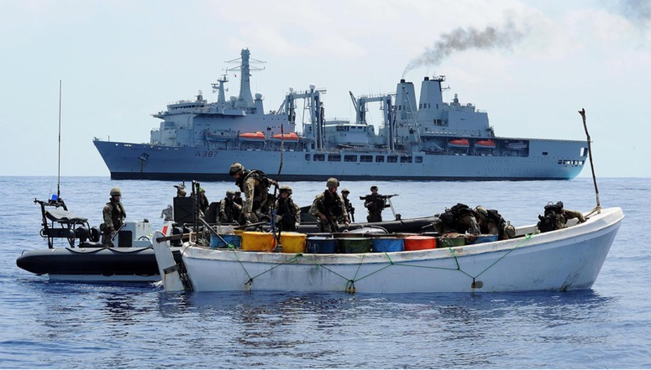 NATOはEU NAVFOR Somalia（ソマリア欧州連合海軍部隊）の「アタランタ作戦」と協働し、2016年にかけてソマリア沖で海賊対処「オーシャンシールド作戦」を実施してきた
