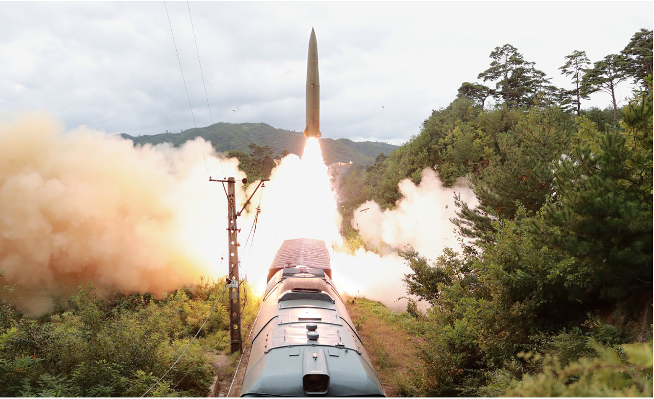※北朝鮮が公表した「鉄道機動ミサイル連隊の検閲射撃訓練」の写真