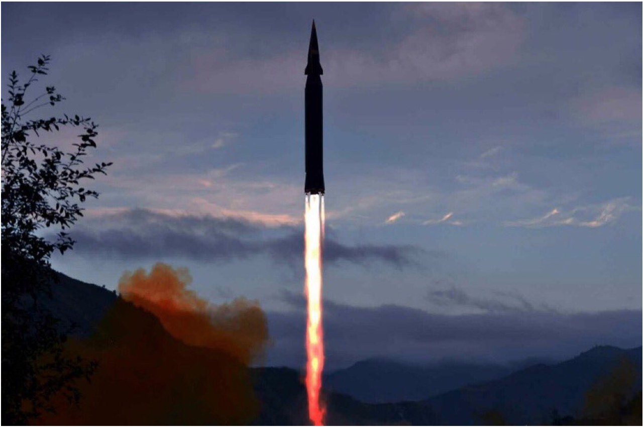 ※北朝鮮が公表した「火星8」の発射写真