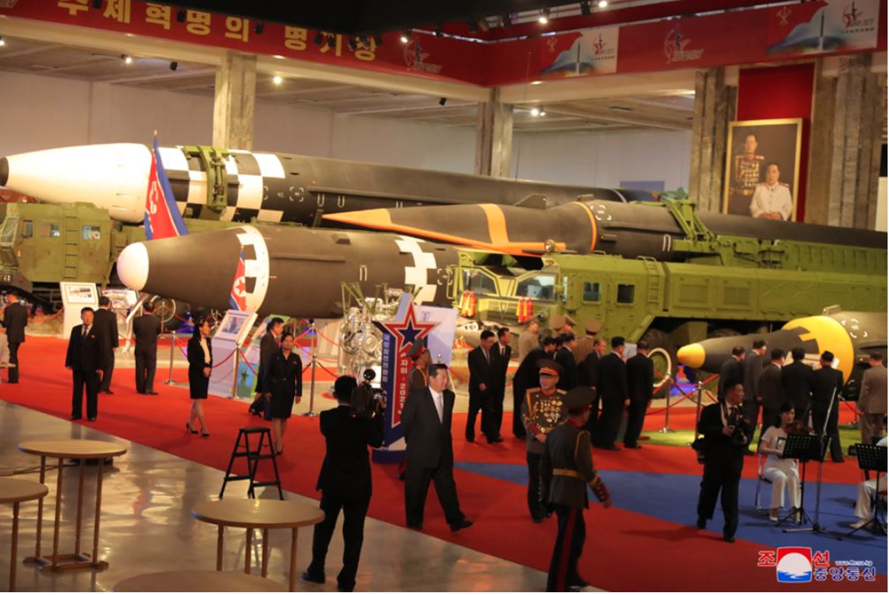 ※北朝鮮が公表した国防発展展覧会「自衛2021」の写真。中央に金正恩。