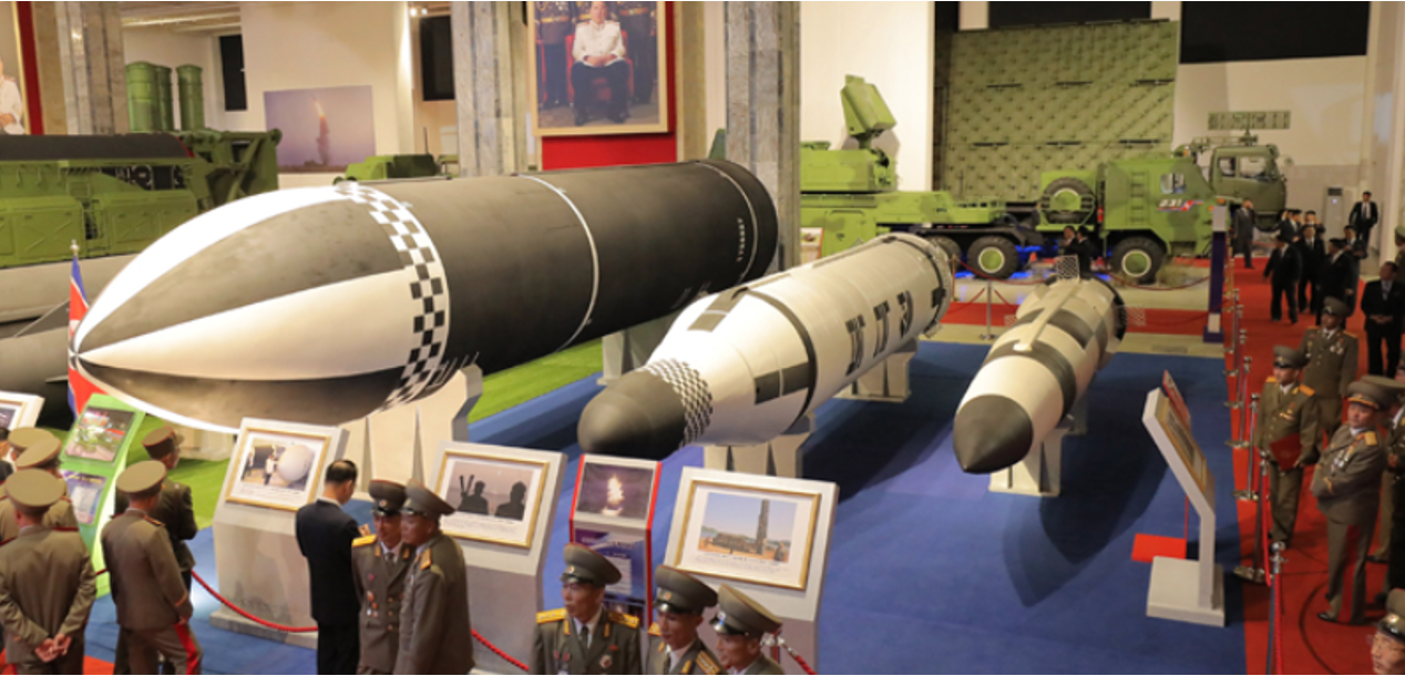 ※北朝鮮が公表した「自衛2021」におけるSLBM展示。右端が新型SLBMと見られる。