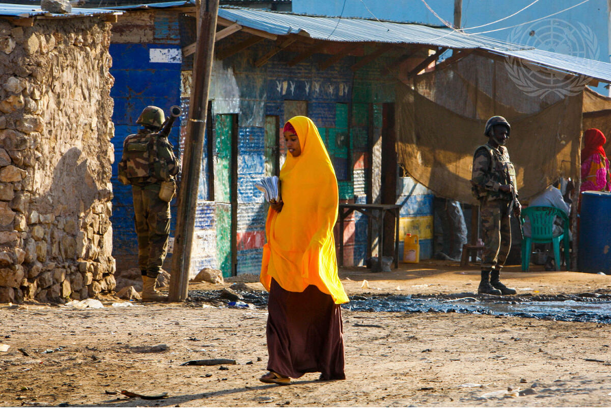 モガディシュ北西の都市に展開するAMISOMジブチ部隊。1990年代半ばに国連PKOが撤退後、ソマリアには2007年からアフリカ連合（AU）ソマリアミッション（AMISOM）が展開している。（2012） UN Photo/Stuart Price