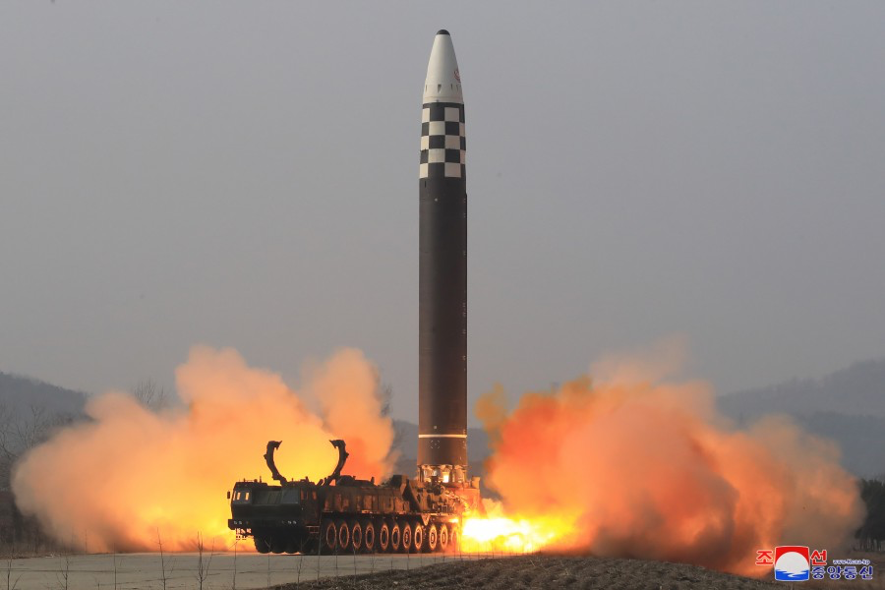 ※北朝鮮が公表した「火星砲-17」発射の写真（朝鮮中央通信）。