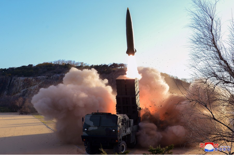 ※北朝鮮が公表した「新型戦術誘導兵器」発射の写真（朝鮮中央通信）。