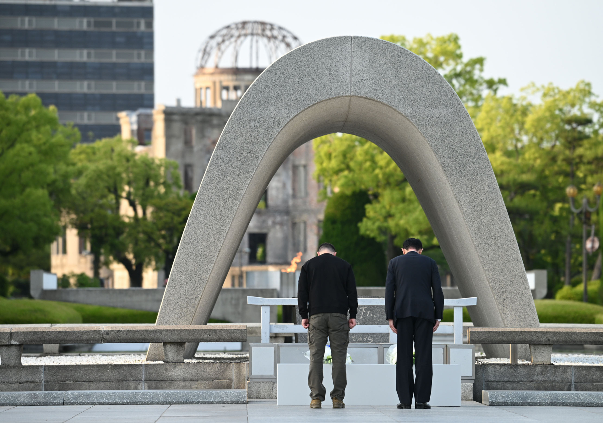 慰霊碑に献花する岸田首相とゼレンスキー大統領（写真：首相官邸）