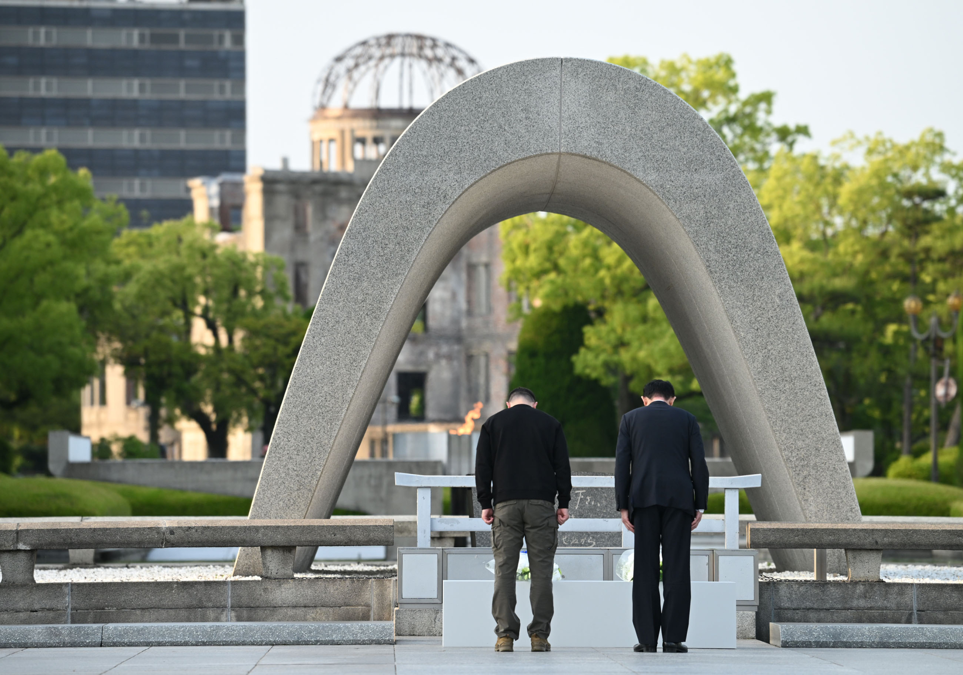 慰霊碑に献花する岸田首相とゼレンスキー大統領(写真:首相官邸)