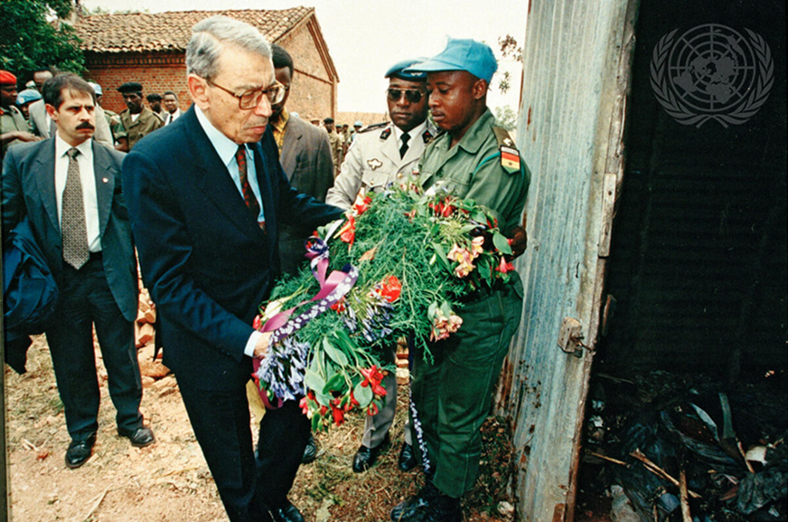 ルワンダのジェノサイド翌年に現場で献花するガリ事務総長（1995年7月14日）UN Photo/C. Dufka, UN7757322