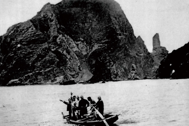 Workers engaging in the fishery near by Takeshima in 1934 (Photo provided by the Osaka Asahi Shimbun newspaper)