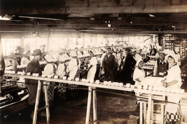 A cannery on Shibotsu Islet in the Habomai Islands (Photo provided by the League of Residents of Chishima and Habomai Islands) 