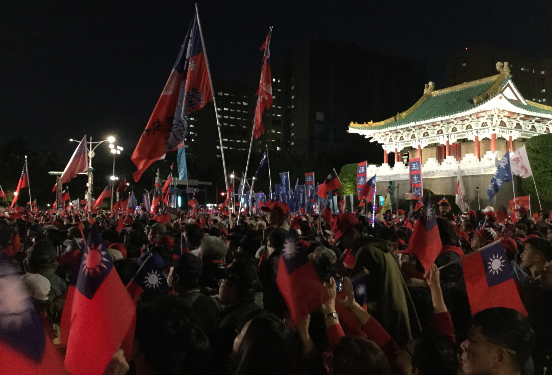 「青天白日満地紅旗」がたなびく韓国瑜陣営集会。 総統府前（筆者撮影）