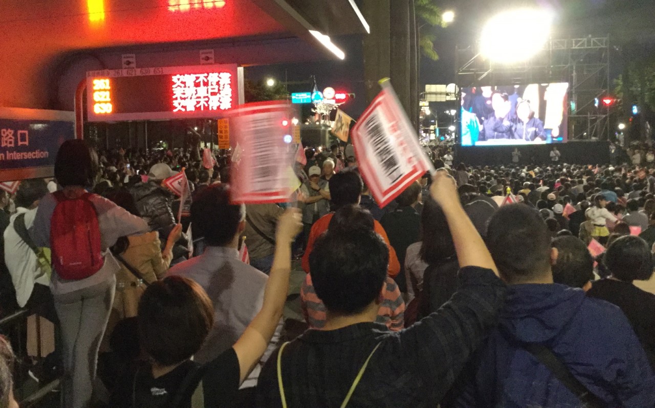 蔡英文陣営の投票前日集会。歩行者天国状態の台北「仁愛中山路口」バス停前（筆者撮影）