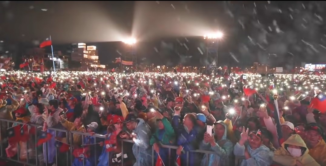 過去の韓國瑜集会の群集映像を効果的に用いて 総統府包囲集会を告知(国民党CM、YouTubeより)