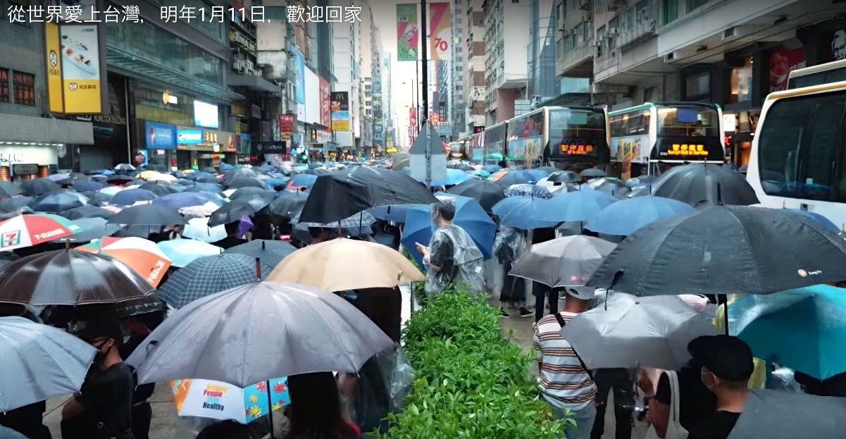 雨の日の香港デモの様子