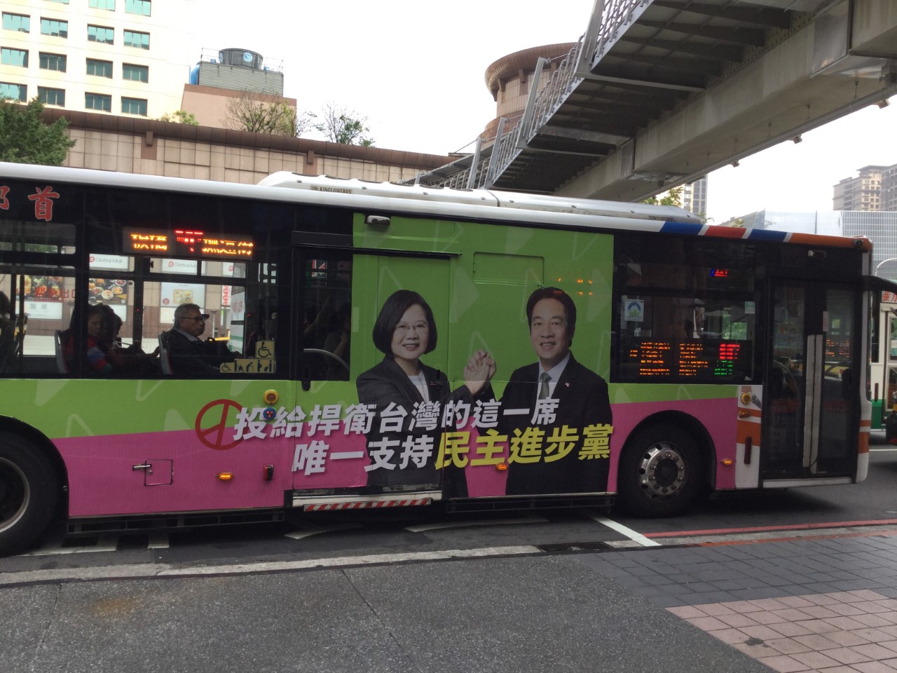 蔡英文総統と民進党立法委員候補を宣伝するラッピングバス