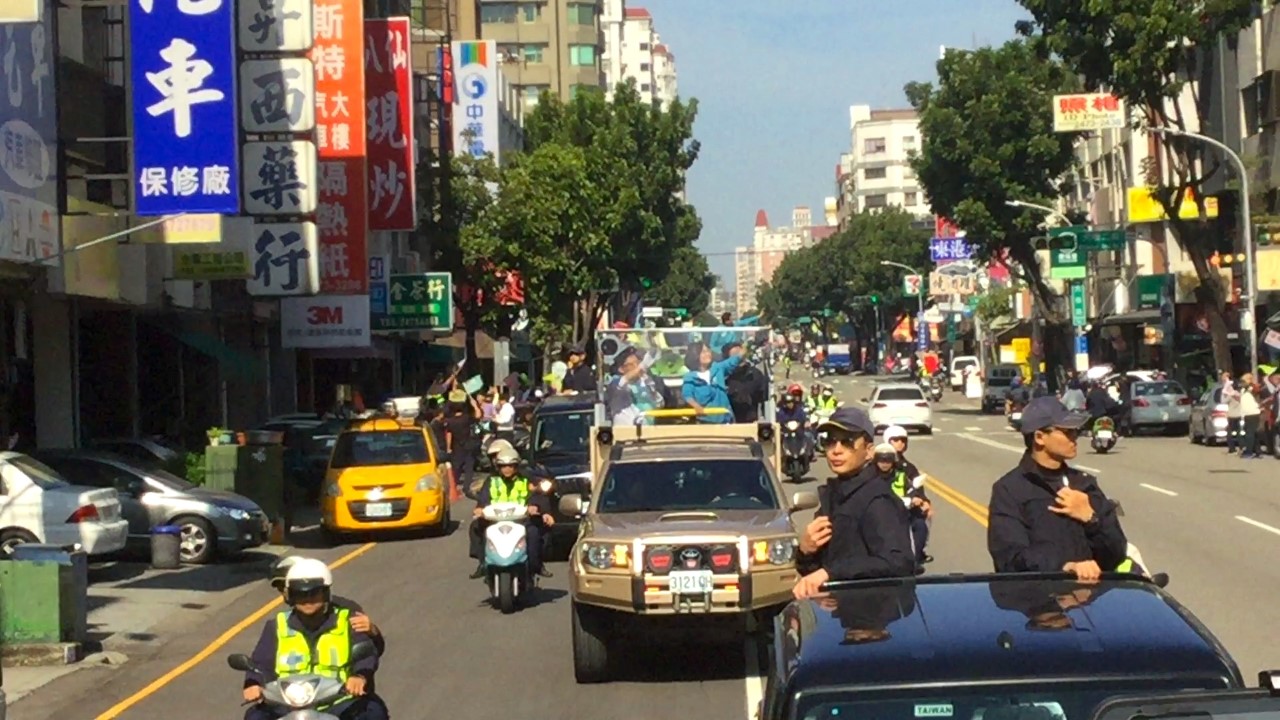 警備車両に先導される蔡英文総統のトラック