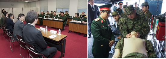 （写真左：防衛研究所（研究者との意見交換）、右：陸上自衛隊中部方面隊（衛生隊による訓練展示））