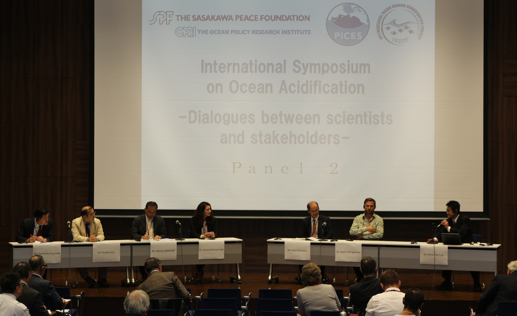 Photo2: Panel discussion of the second session