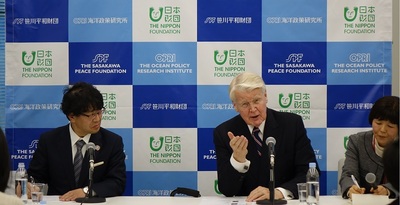 H.E. Ólafur Ragnar Grímsson (C) and Dr. Atsushi Sunami (L), President of OPRI-SPF, also held a press conference on the first day of the workshop.