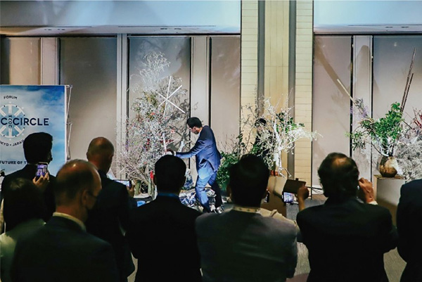 Photo 2: Live show at the Arctic Circle Japan Forum (Mr. Hajime Takahashi is in the center)