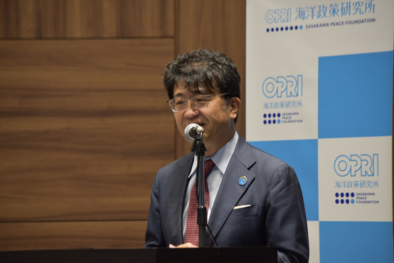 第1部で導入講演を行う(公財)笹川平和財団の角南篤理事長写真