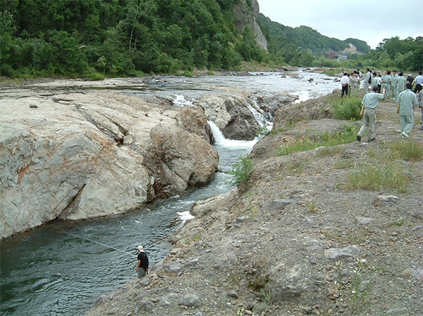 河床低下する北海道豊平川