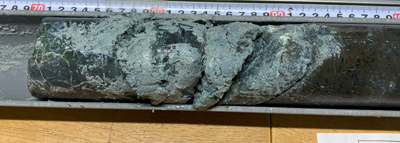 ■写真2 南チャモロ海山から取られた蛇紋岩ブロック（黒い部分）とそれらが砕けた細粒の泥（青グレーの部分）