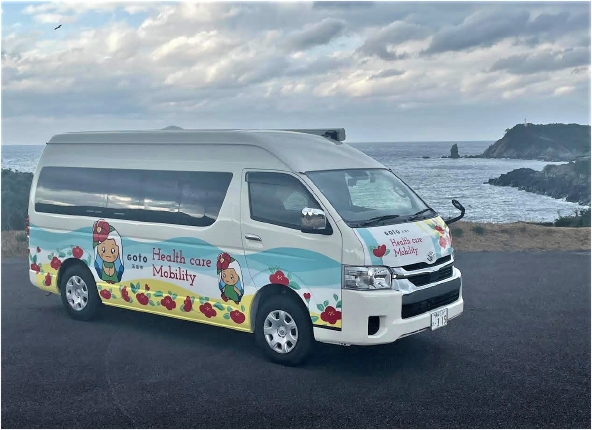■図1 長崎県五島市のマルチタスク車両(モバイルクリニック)(写真:MONET Technologies(株)提供)