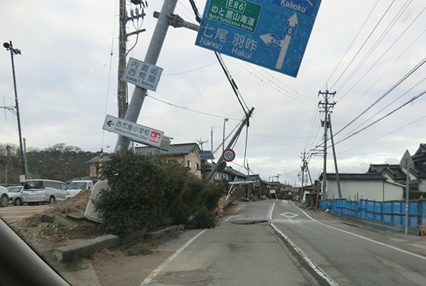 写真1 内灘町西荒屋の液状化被害（2024年1月15日撮影）