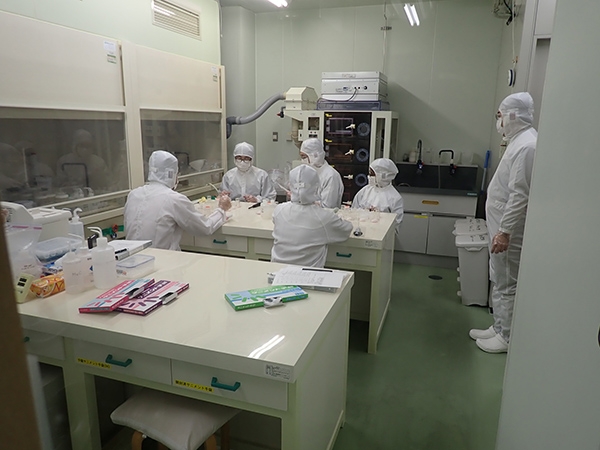 J-DESCコアスクール同位体コースの様子、クリーンルームでの試料調製