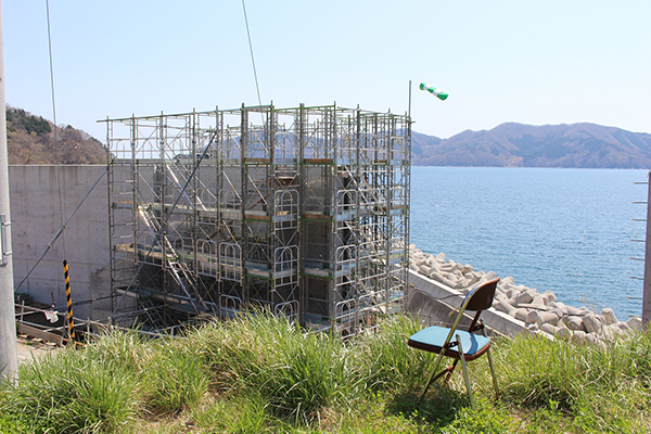 ■写真1 三陸町の崎浜から防潮堤建設中の越喜来湾を望む(2017.4.24)
