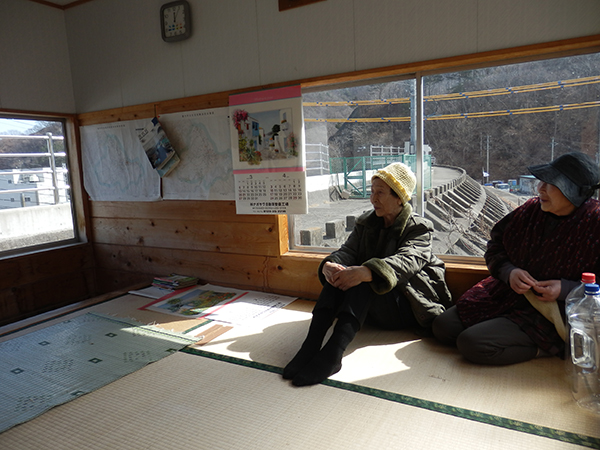 ■写真2 防潮堤の上の小さな小屋に、おばあさんたちが集まって、海を見ながら談笑している(岩手県普代村太田名部、2016.3.4)