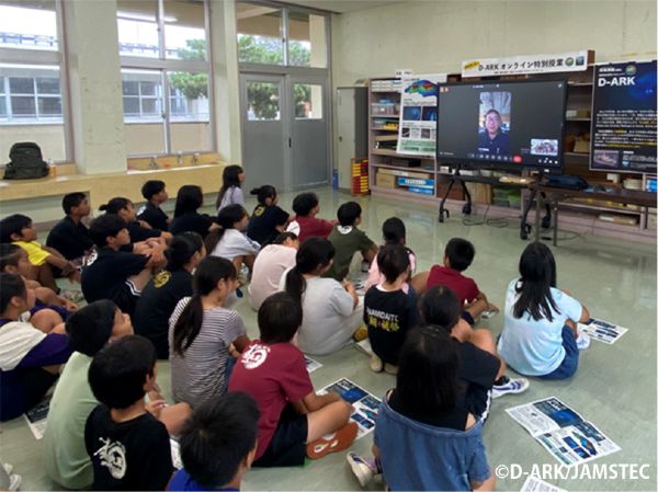 南大東小・中学校でのオンライン授業の様子