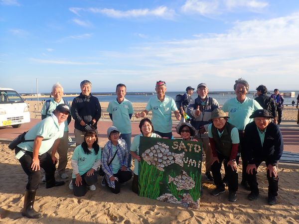 写真2:須磨海岸でのSuma豊かな海フェスタ後に会員と